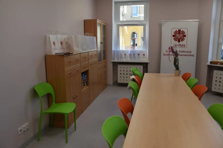 Remont ZBiLK: Stołczyn zyskał nową świetlicę Pokój świetlicy z kolorowymi krzesłami, regałem i ławką.