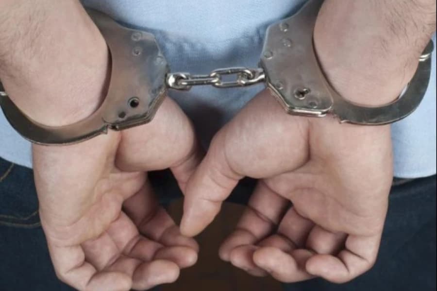 Poszukiwany "wpadł" podczas interwencji strażników miejskich Kajdanki założone na ręce.