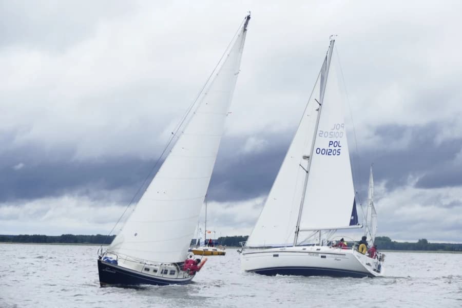 Puchar Magnolii. Przed nami pierwsze regaty w sezonie Dwa jachty na akwenie wodnym.