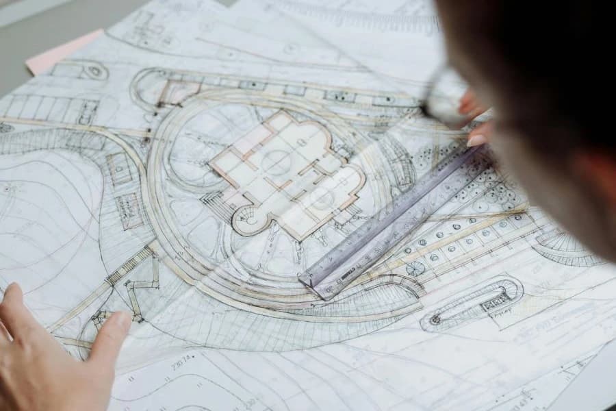 SBO: Trzy nowe place w Dąbiu. Czekamy na oferty Osoba analizująca rysunek techniczny.