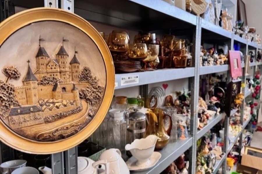 Przed majówką wpadnij do Szpargałka Półka wystawowa z filiżankami, kubkami. Na pierwszym planie okrągły obraz.