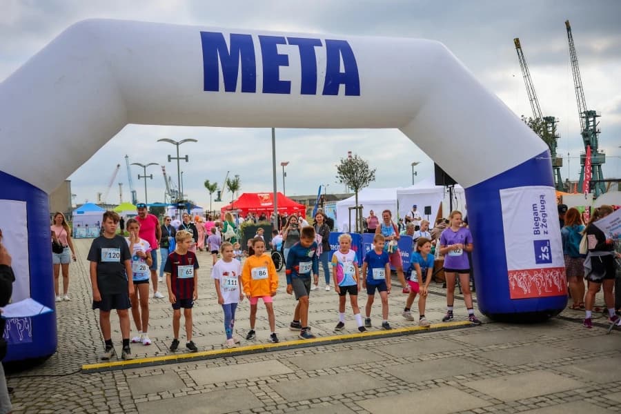 Biegowe Bulwarowe 2026. Znamy terminy letnich biegów na bulwarach Grupa biegaczy na starcie biegu.