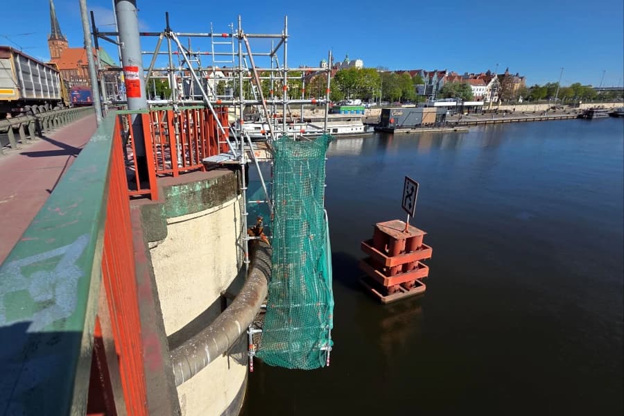 Prace na Moście Długim. Wodociągowcy na wysokości Rusztowanie na Moście Długim