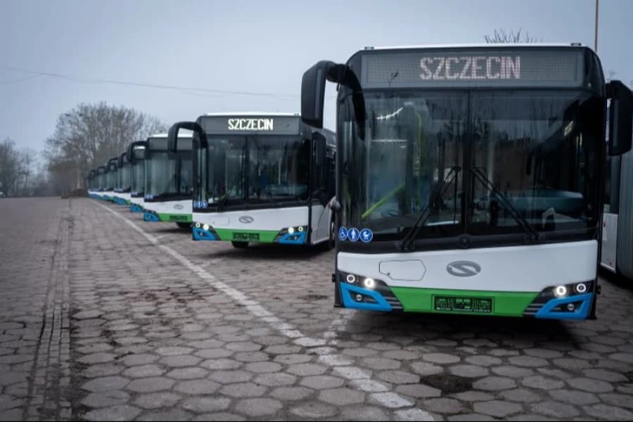 Jest przetarg na dwadzieścia elektryków Nowe autobusy elektryczne na parkingu zajedni.