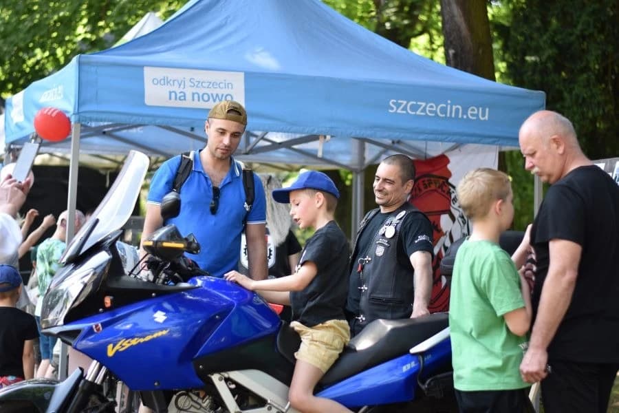 Wielki Piknik Pasji powraca na Jasne Błonia! Chłopiec siedzący na motorze w otoczeniu innych osób.