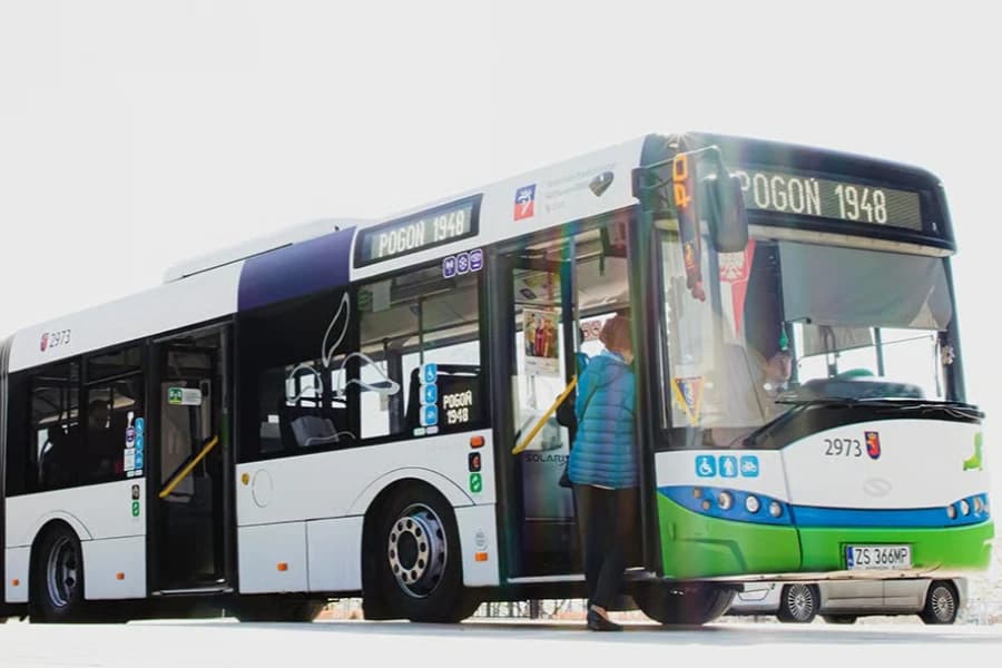 Pogoń Szczecin – Wisła Płock. Dodatkowe autobusy i tramwaj dla kibiców Autobus miejski