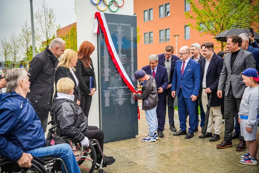 Aleja Gwiazd Sportu otwarta przy ul. Szafera. Uhonorowano olimpijczyków i paraolimpijczyków Odsłonięcie tablicy z nazwiskami szczecińskich medalistów Igrzysk Olimpijskich i Paraolimpijskich