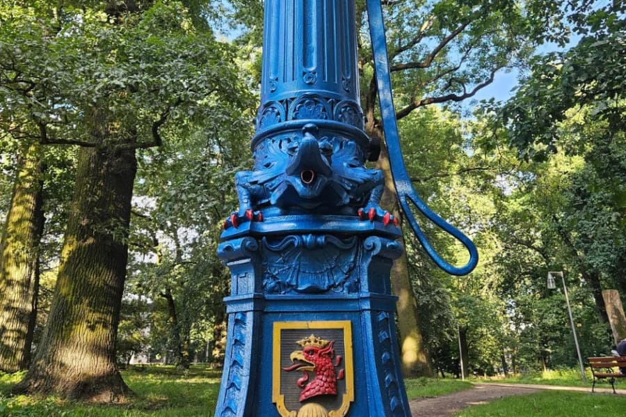 Przed sezonem sprawdzili wszystkie historyczne pompy Zabytkowa pompa w Parku Żeromskiego (Szczecin)