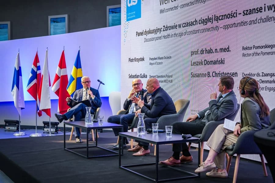 Ruszyły Dni Skandynawskie 2026! Pięć osób siedzących przy stolikach podczas debaty.
