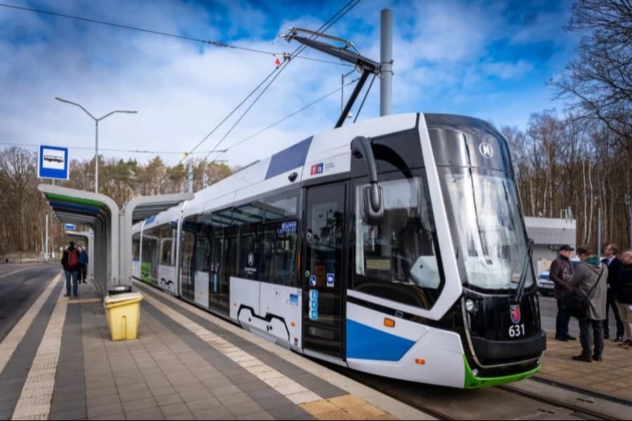 Tuzin tramwajów Gamma już w Szczecinie Tramwaj Gamma na przystanku w Szczecinie