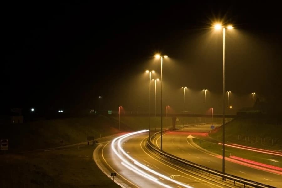 Struga. Nowoczesne oprawy LED zastępują lampy sodowe Miasto nocą - lampy uliczne