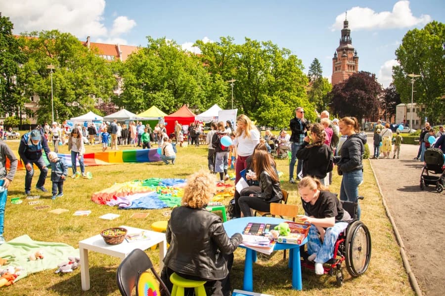 Maj miesiącem rodzicielstwa zastępczego. Zaproszenie na dwa wydarzenia Festyn z okazji dnia rodzicielstwa zastępczego