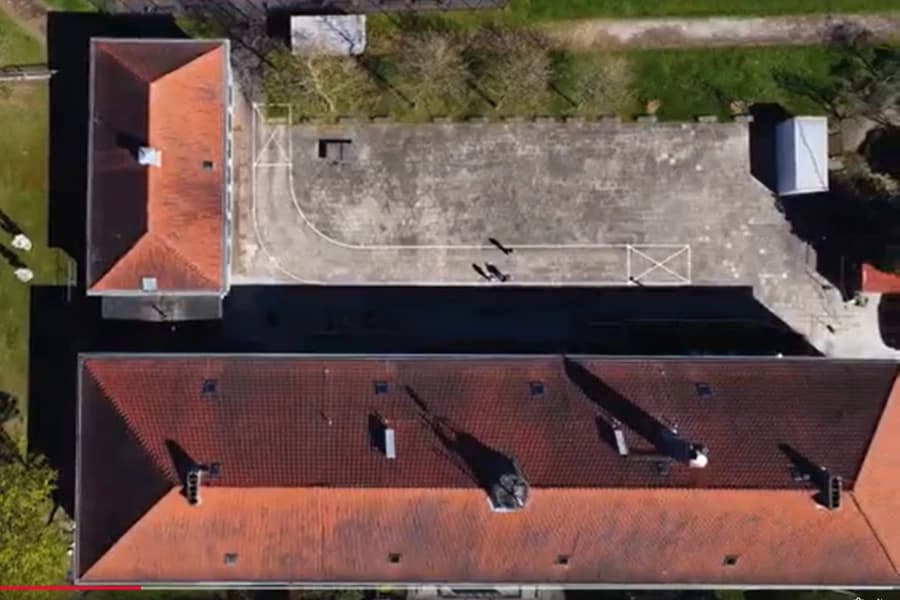 Rewolucyjna termomodernizacja dwóch szkół w Szczecinie Widok na budynek szkolny z lotu ptaka.