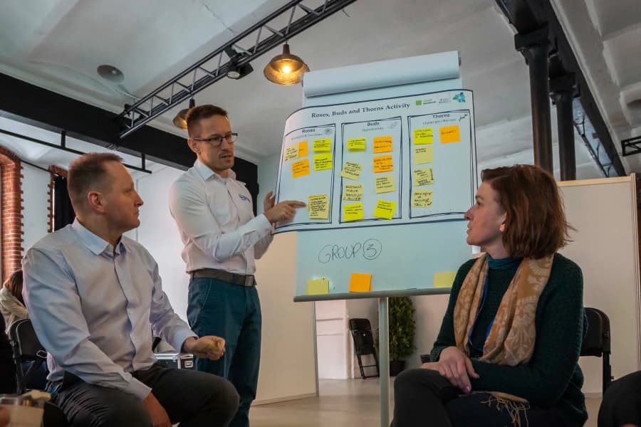 GDS Forum & Impact Day w Szczecinie. To już za miesiąc Grupa osób w trakcie dyskusji przy tablicy