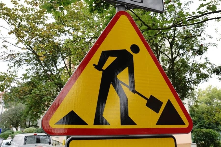 Od niedzieli ważne zmiany w organizacji ruchu na al. Powstańców Wielkopolskich Znak drogowy. Roboty na drodze.