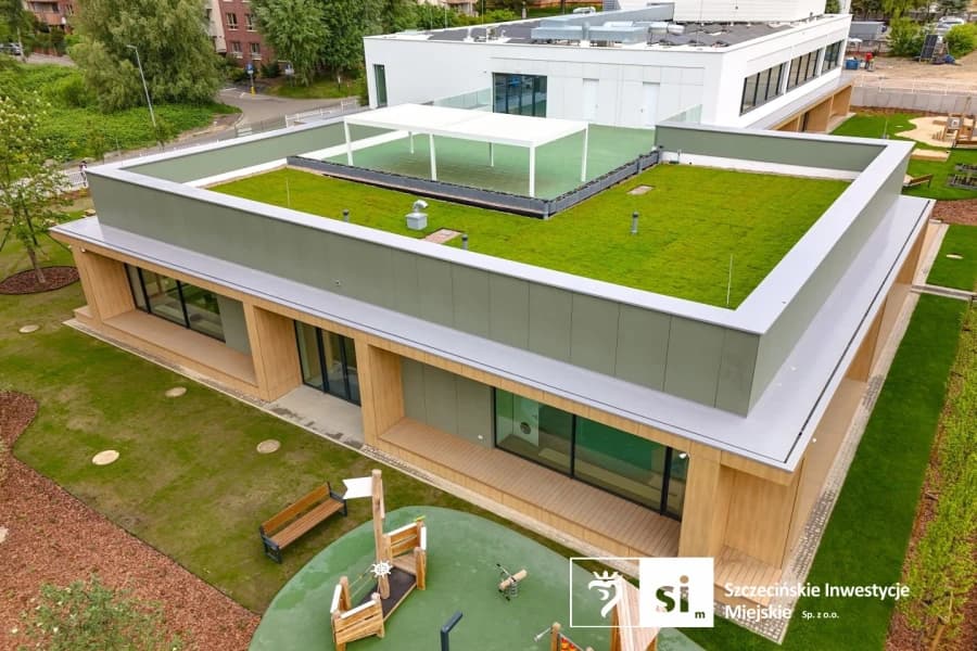 Zielony dach, bezpieczne przestrzenie i nowoczesna architektura. Żłobek przy Pszczelnej gotowy Zielony dach, bezpieczne przestrzenie i nowoczesna architektura. Żłobek przy Pszczelnej gotowy