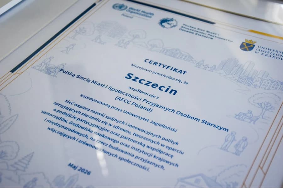 Szczecin w gronie miast przyjaznych seniorom. Miasto odebrało oficjalny certyfikat AFCC Polska Szczecin znalazł się w gronie samorządów aktywnie współtworzących Polską Sieć Miast i Społeczności Przyjaznych Osobom Starszym