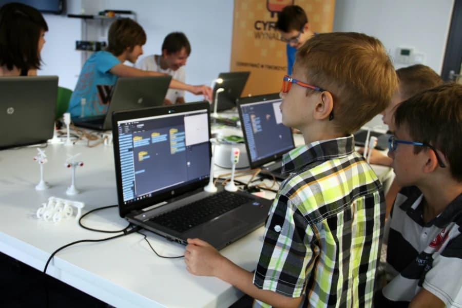 Cyfrowy Dzień Dziecka w Technoparku Pomerania. Technologie, roboty i rodzinna zabawa Dzieci pracujące przy laptopach.