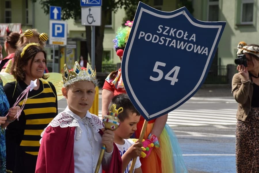 Orszak króla Maciusia przejdzie ulicami Szczecina z okazji Dnia Dziecka 1 czerwca na szczecińskich ulicach będzie można spotkać kolorowy i wesoły Orszak Króla Maciusia.