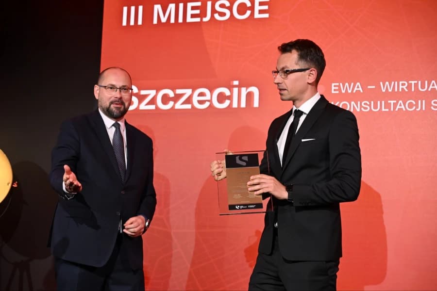 Szczecin nagrodzony w plebiscycie "Innowacyjny Samorząd" za przełomowe konsultacje z wirtualną ankieterką AI Odebranie nagrody "Innowacyjny samorząd" przez Adama Morawskiego