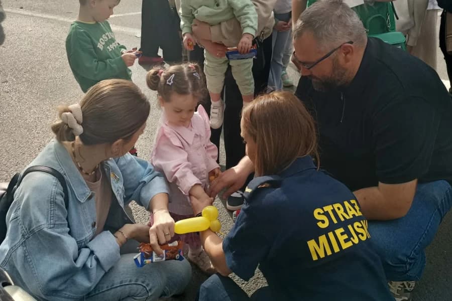 Dzień Dziecka. Strażnicy miejscy bawili się z najmłodszymi mieszkańcami Dzień Dziecka. Strażnicy miejscy bawili się z najmłodszymi mieszkańcami