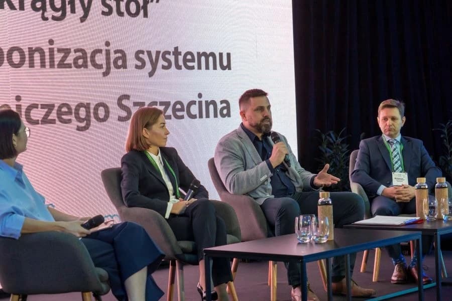Energia Miasta Szczecin po raz trzeci. Eksperci porozmawiają o przyszłości nowoczesnych miast Cztery osoby w trakcie debaty