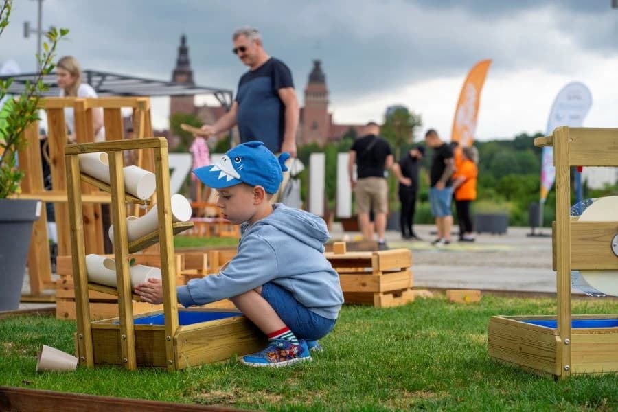 Bulwarove w nowej odsłonie! Mały chłopiec w czasie zabawy.
