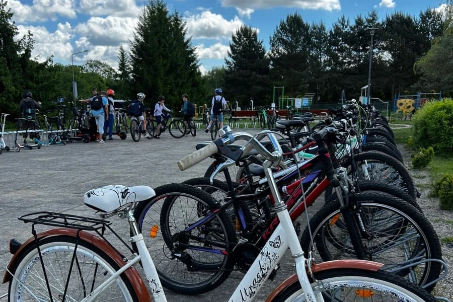 Jedna czwarta uczniów SP 28 w maju dojeżdżała na lekcję rowerami Szkolny parking rowerowy. W tle młodzi rowerzyści.