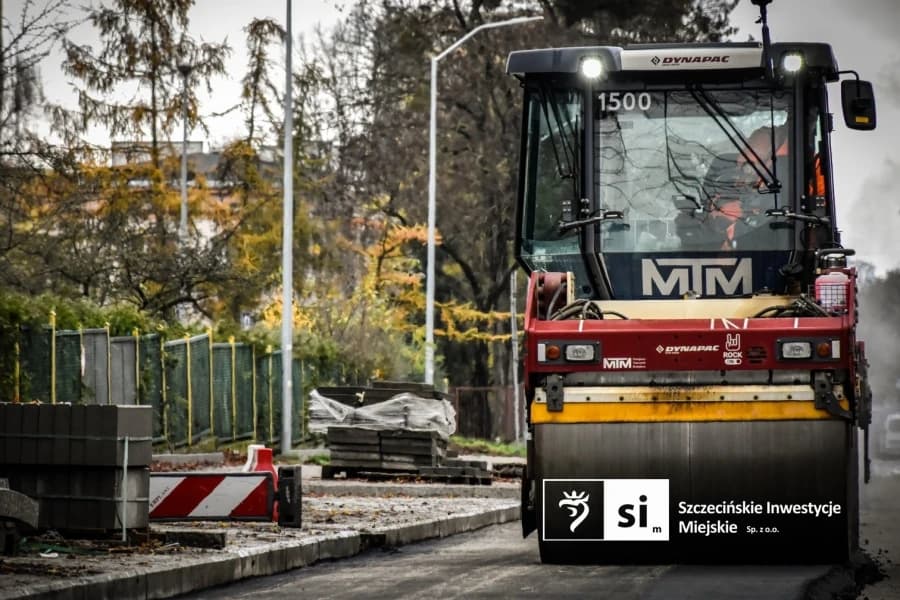 Przebudowa ulic Smoczej i Krzemiennej. Sprawdź harmonogram realizacji prac Mobilizacja sprzętu do robót bitumicznych.