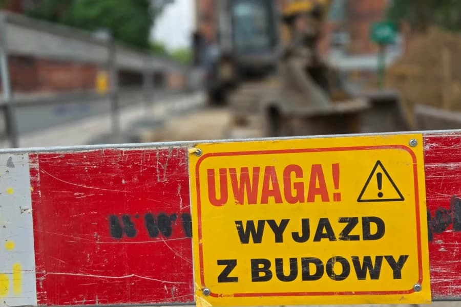 ZWiK. W poniedziałek pojawią się utrudnienia w rejonie ulicy Jagiełły Znak ostrzegawczy Uwaga! Wyjazd z budowy