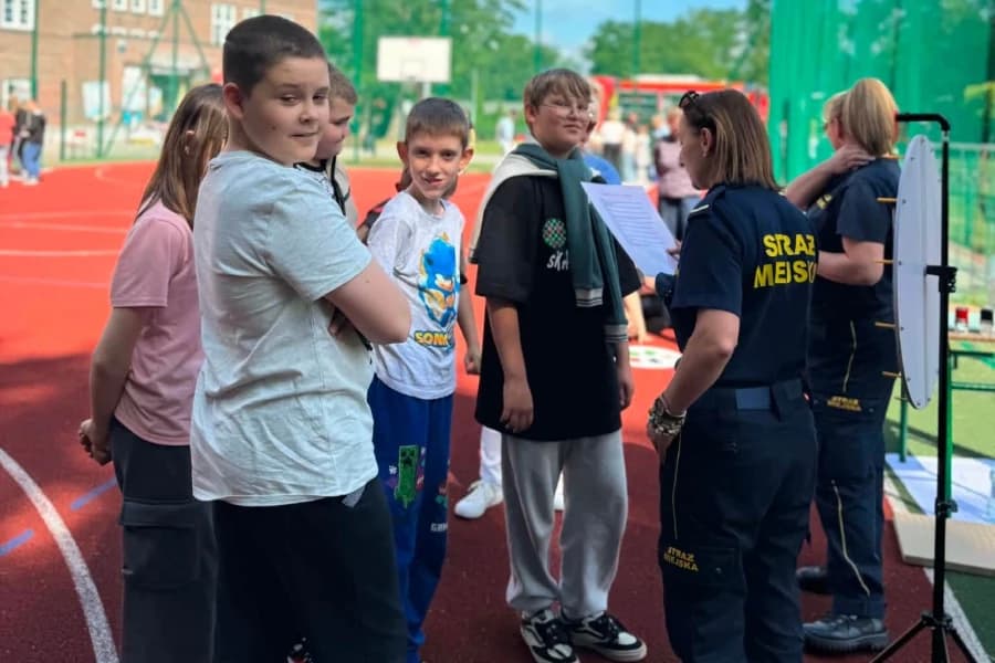 Straż miejska. Jak bezpiecznie wypoczywać nad wodą, w górach, i w mieście Przed wakacjami strażniczki miejskie przeprowadzają rozmowy z dziećmi na temat bezpieczeństwa.