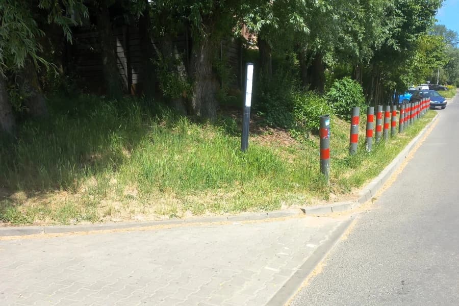Budowa chodnika w ciągu ulicy Pszczelnej Ulica Pszczelna w Szczecinie.