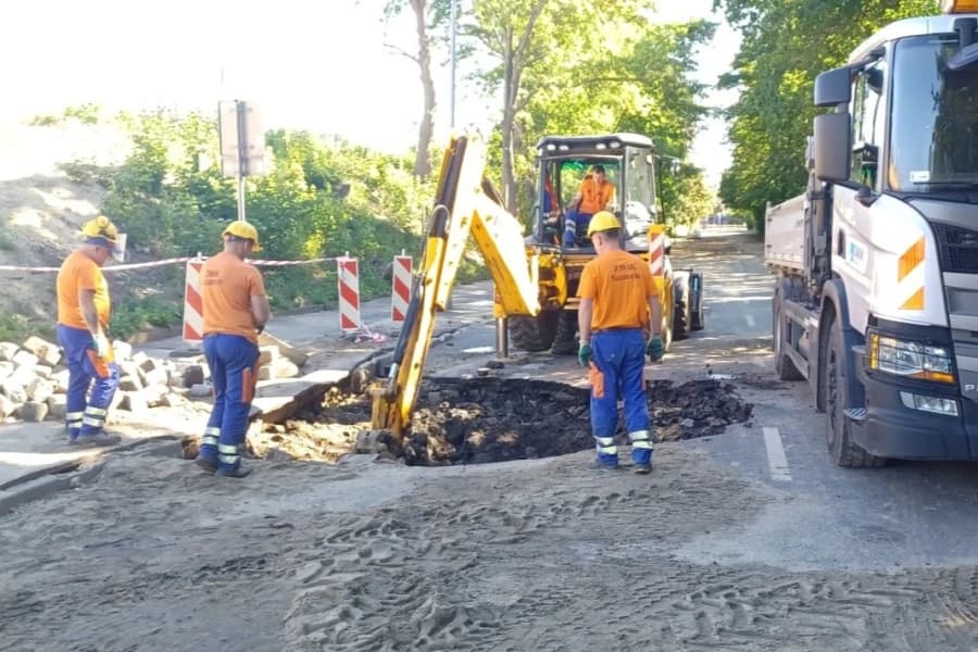 Po awarii wodociągu na Starkiewicza. Pracownicy ZWiK-u w akcji Pracownicy ZWiK w czasie usuwania awarii