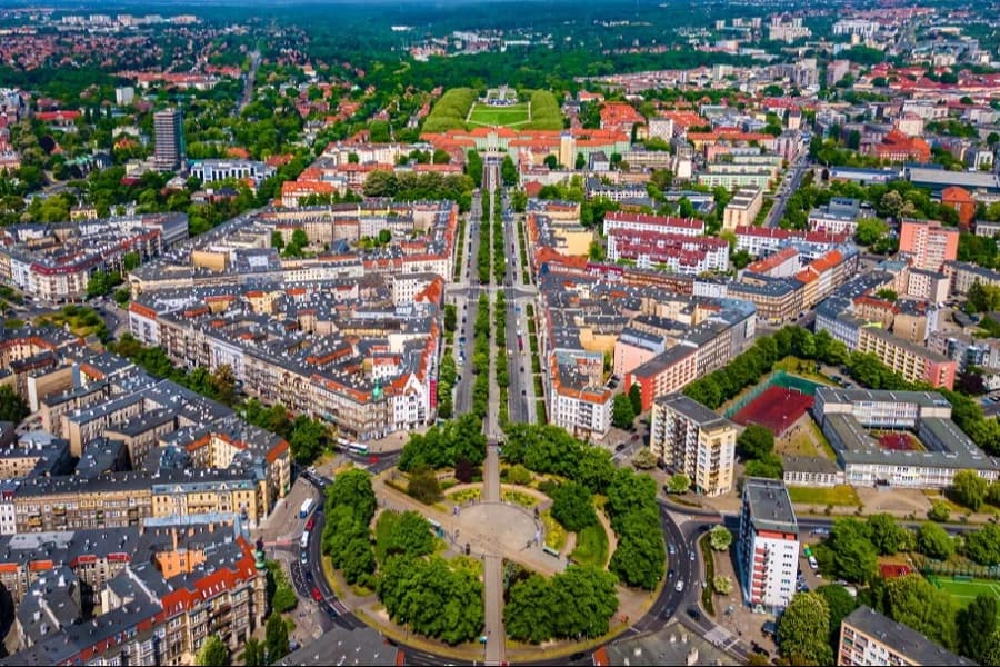 Szczecińska Karta Mieszkańca. Przed nami kolejne spotkanie konsultacyjne W Szczecinie trwają obecnie prace nad stworzeniem Karty Mieszkańca, czyli programu, który ma ułatwić korzystanie z miejskiej oferty oraz zapewnić mieszkańcom różne dodatkowe udogodnienia i korzyści.