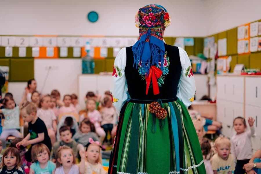 „Od Szczecina Polska się zaczyna”. Dzieci odkrywają folklor, tradycję i historię swoich korzeni Projekt edukacyjny ZPiT Pomorza Zachodniego PUM zagościł w szczecińskich szkołach i przedszkolach.