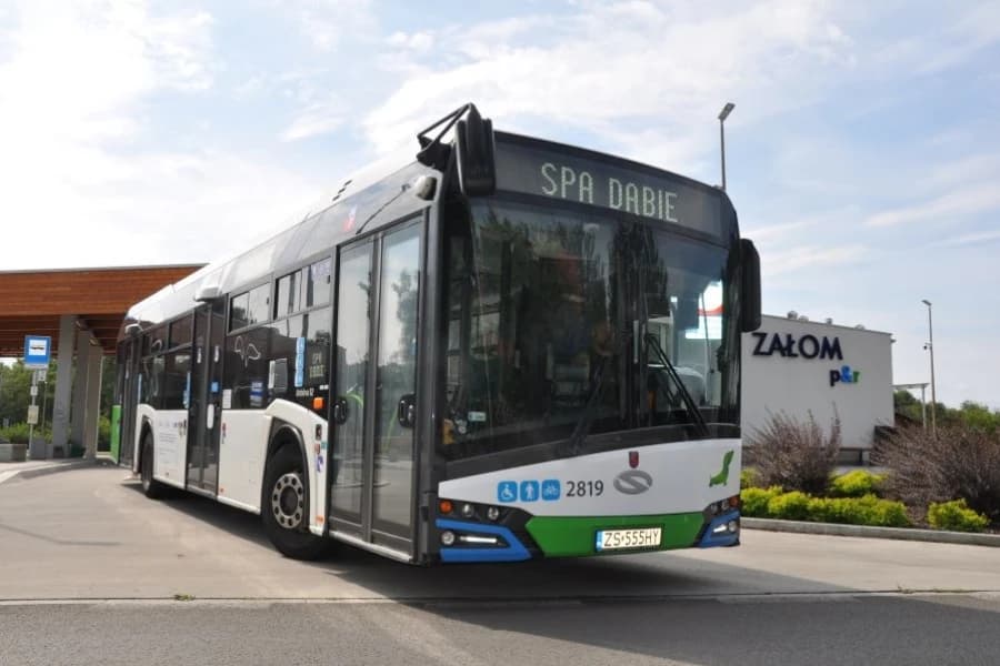 Komunikacja miejska w czasie upałów. Jak działa klimatyzacja w autobusach i tramwajach? Autobus komunikacji miejskiej