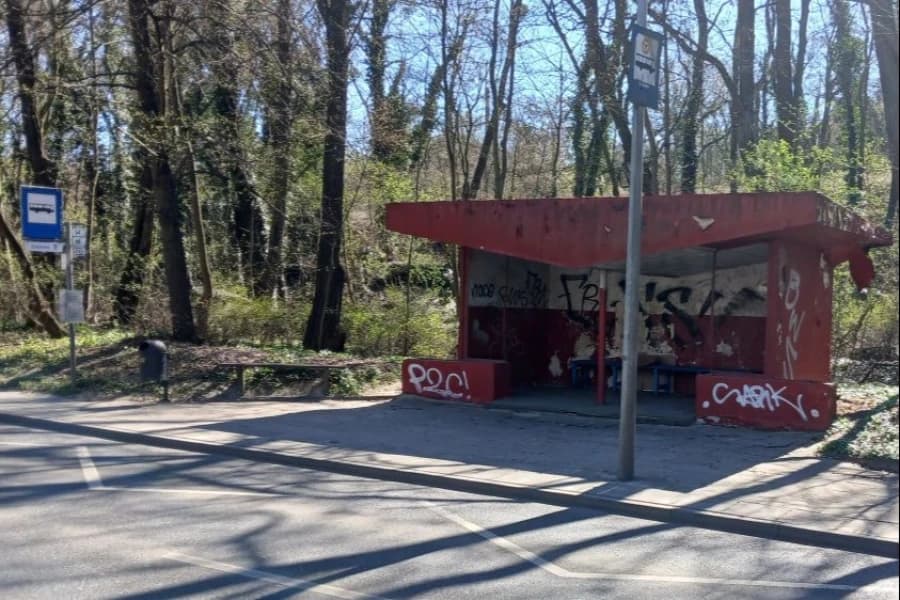 Wiemy, kto wyremontuje wiatę przystankową na ul. Batalionów Chłopskich Czerwona wiata przystankowa na ul. Batalionów Chłopskich w Szczecinie.