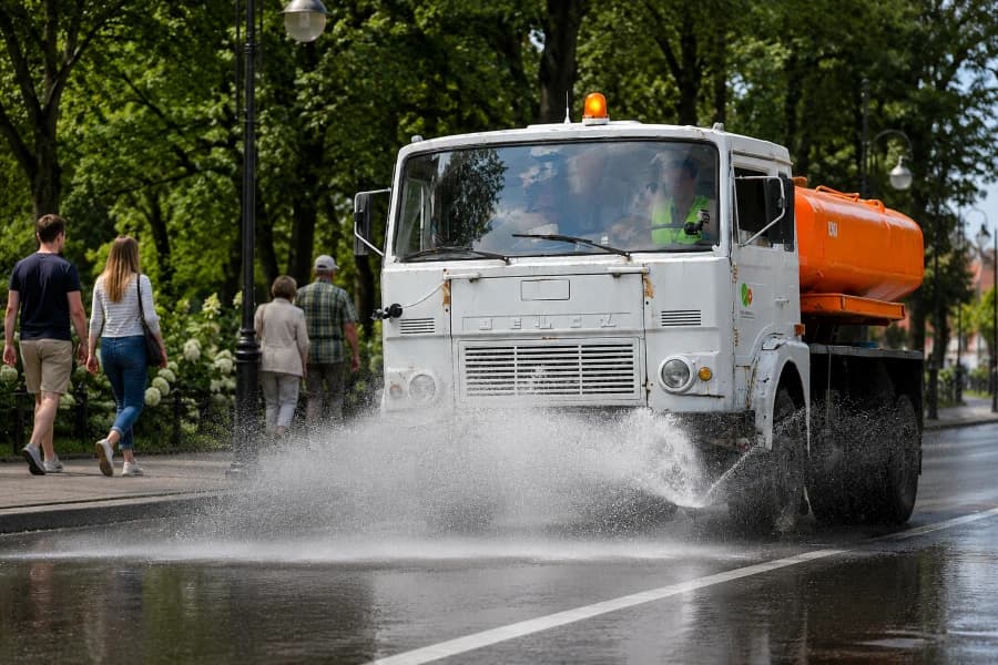 Polewaczka wróciła na ulice Szczecina. Ma schładzać jezdnie podczas upałów Polewaczka na ulicy.