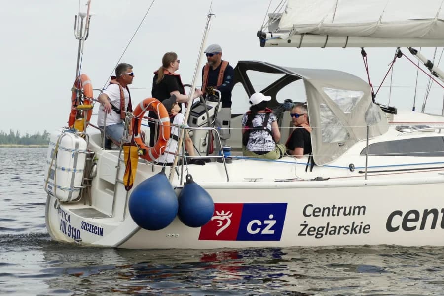 Centrum Żeglarskie. Dodatkowe miejsca w sekcji dla dorosłych Jacht z grupą dorosłych żeglarzy