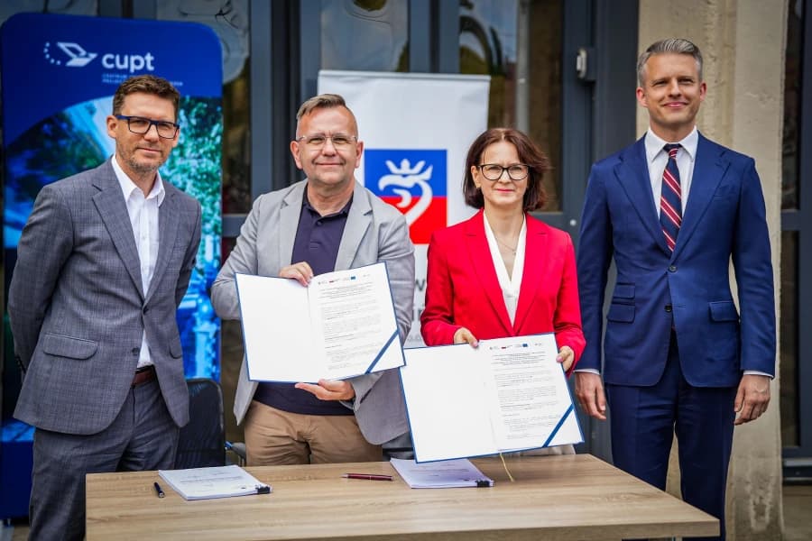Miliony z KPO na nowe tramwaje popłyną do Szczecina Moment podpisania umowy w sprawie dofinansowania zakupu tramwajów Moderus Gamma.