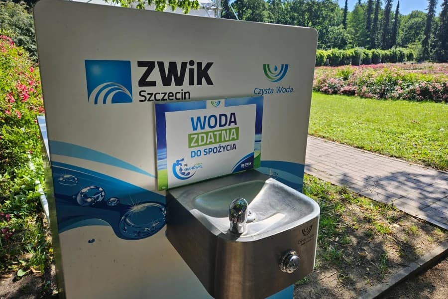 Lipiec bez plastiku w Szczecinie. Kranówka zamiast butelek i walka z plastikiem Poidełko