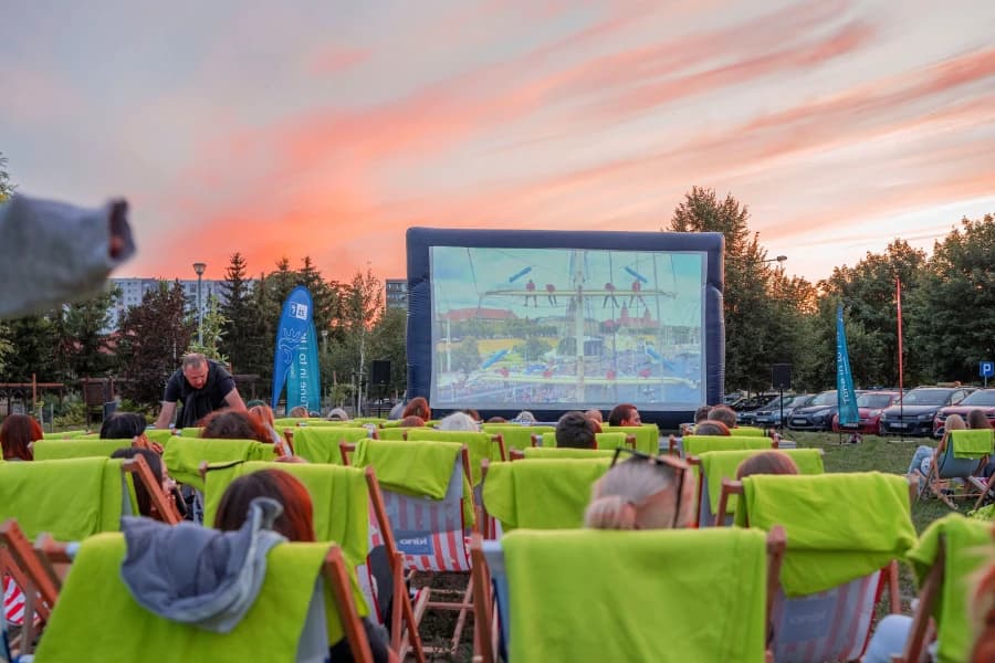 Kino na Leżakach. Zobacz „Gladiatora” na Placu Tobruckim Rzędy leżaków ustawionych przed dużym ekranem kinowym