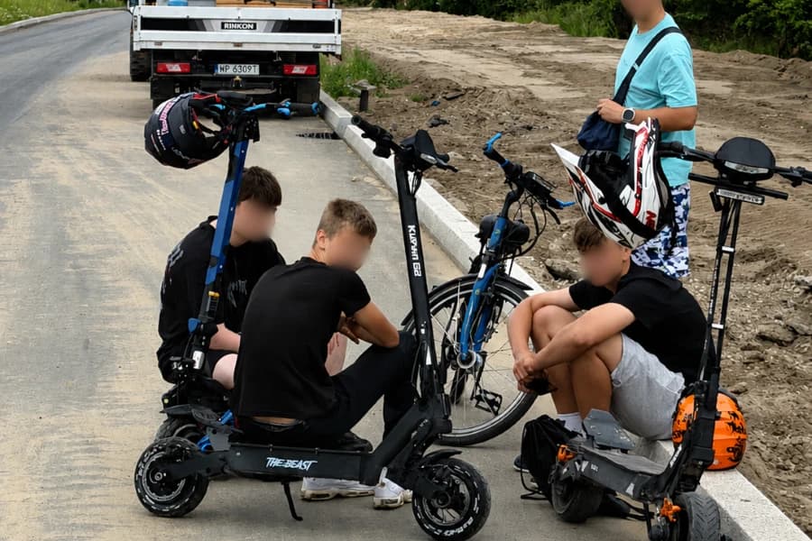 Nad wodę przez plac budowy? Zdecydowanie nie tędy droga W ostatnich dniach na placu budowy Trasy Północnej coraz częściej widać osoby, które absolutnie nie powinny się tam znaleźć.