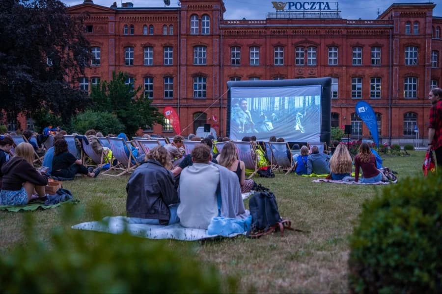 Kino na Leżakach w tym tygodniu przy ulicy Kolonistów Kino na Leżakach