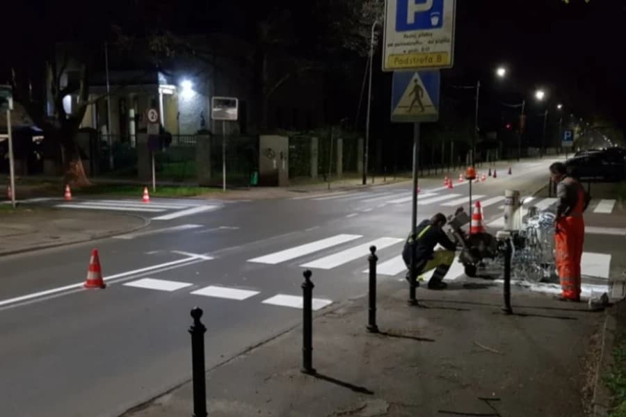 Odnawiają pasy na ulicach Szczecina. Będzie bezpieczniej Prace związane z odnawianiem oznakowania odbywają się w godzinach nocnych.