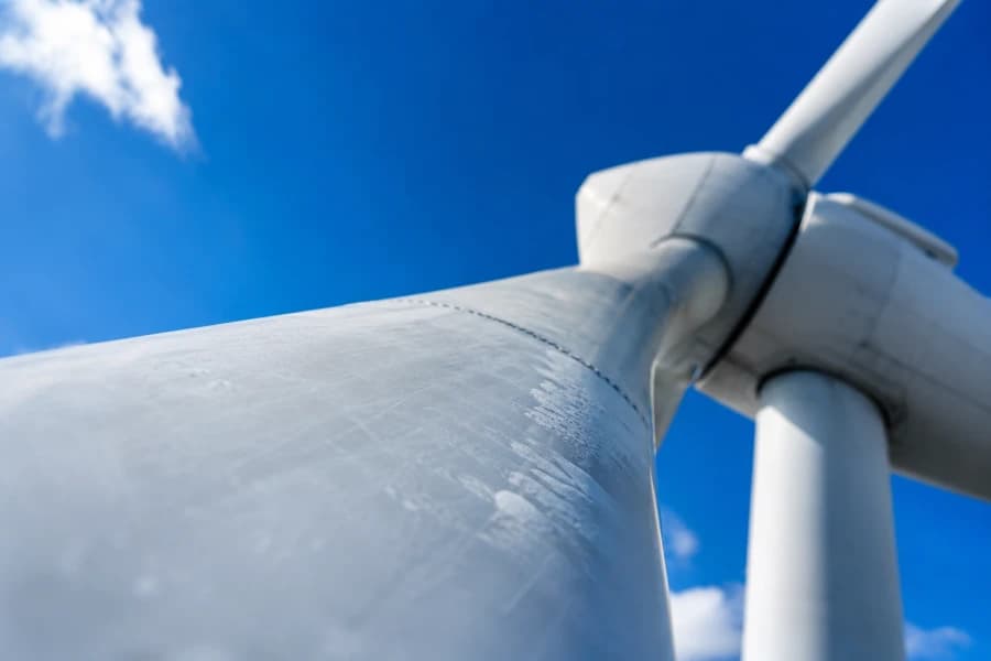 Prąd z Baltic Power popłynął do sieci. Kluczowe komponenty farmy powstały w Szczecinie Grafika ilustracyjna