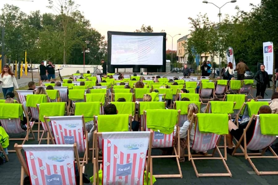 Kino na Leżakach zaprasza na kolejny seans. „8 Mila” w Wielgowie Rzędy leżaków przed dużym ekranem kinowym