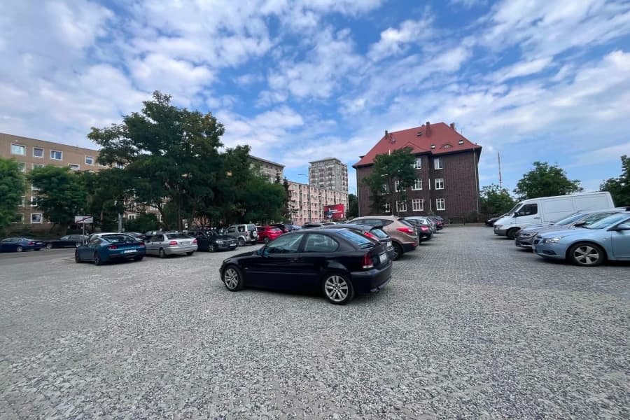 Inwestycja ZBiLK: Nowy plac przy ul. Potulickiej już dostępny i wyremontowany Zaparkowane samochody na wyremontowanym placu