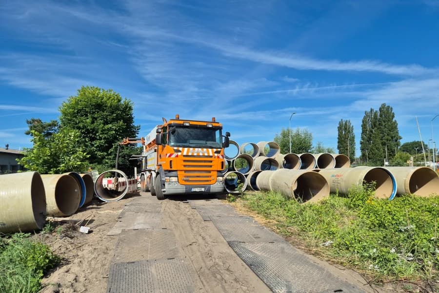 Remont miejskiej sieci kanalizacyjnej. Na ul. Struga będą utrudnienia w ruchu Samochód ciężarowy na drodze dojazdowej.