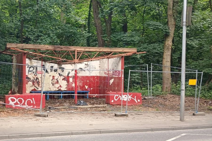 Wiata przy przystanku Grabowa odzyskuje dawny wygląd. Trwają prace remontowe Remontowana wiata